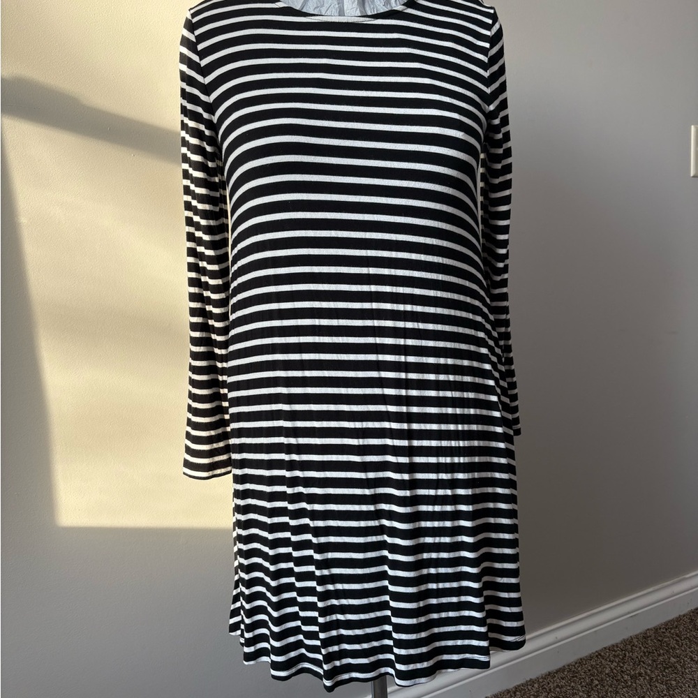 Old Navy Black and White Long Sleeve Dress